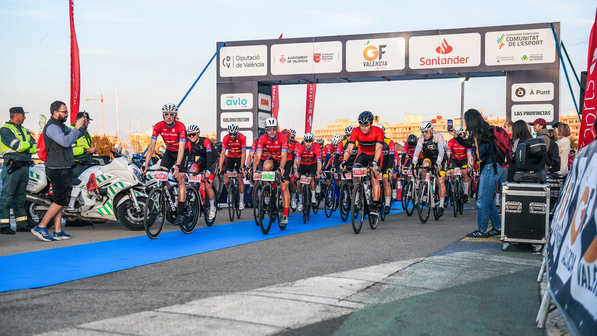 cubriendo el gran fondo valencia by Santander 2024